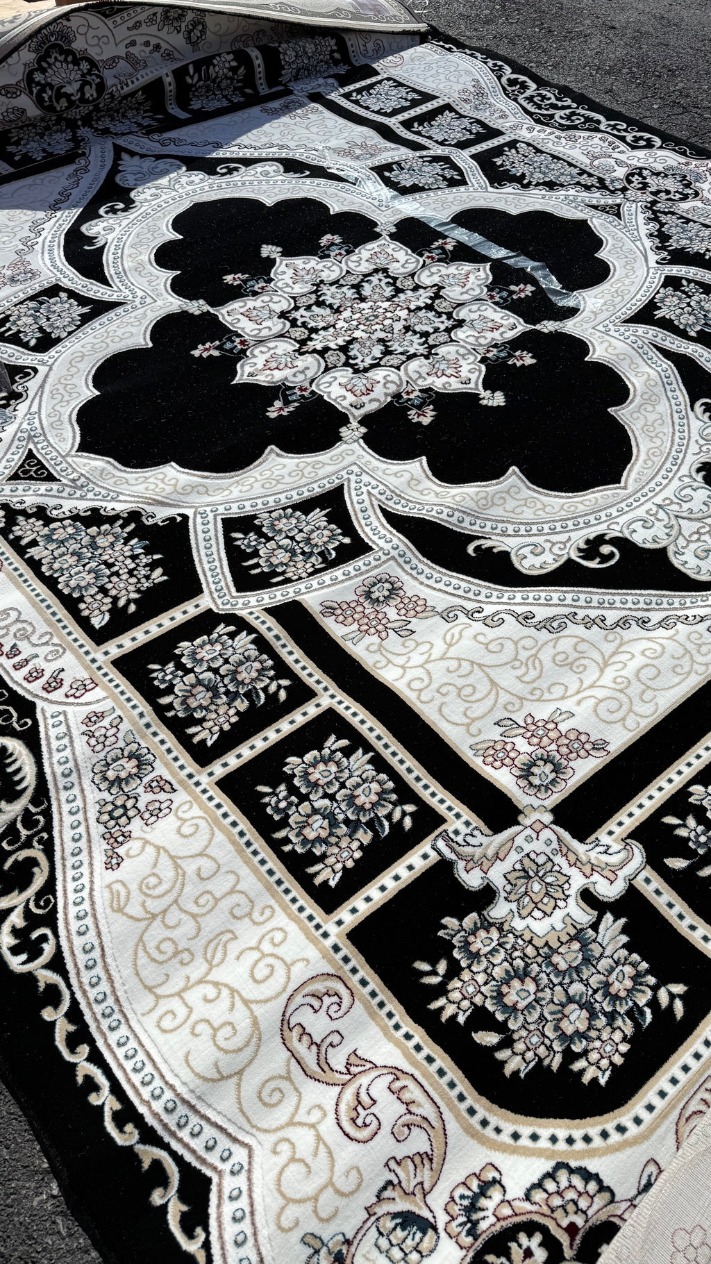 10x13ft Black/Beige Soft Wool Istanbul Rug