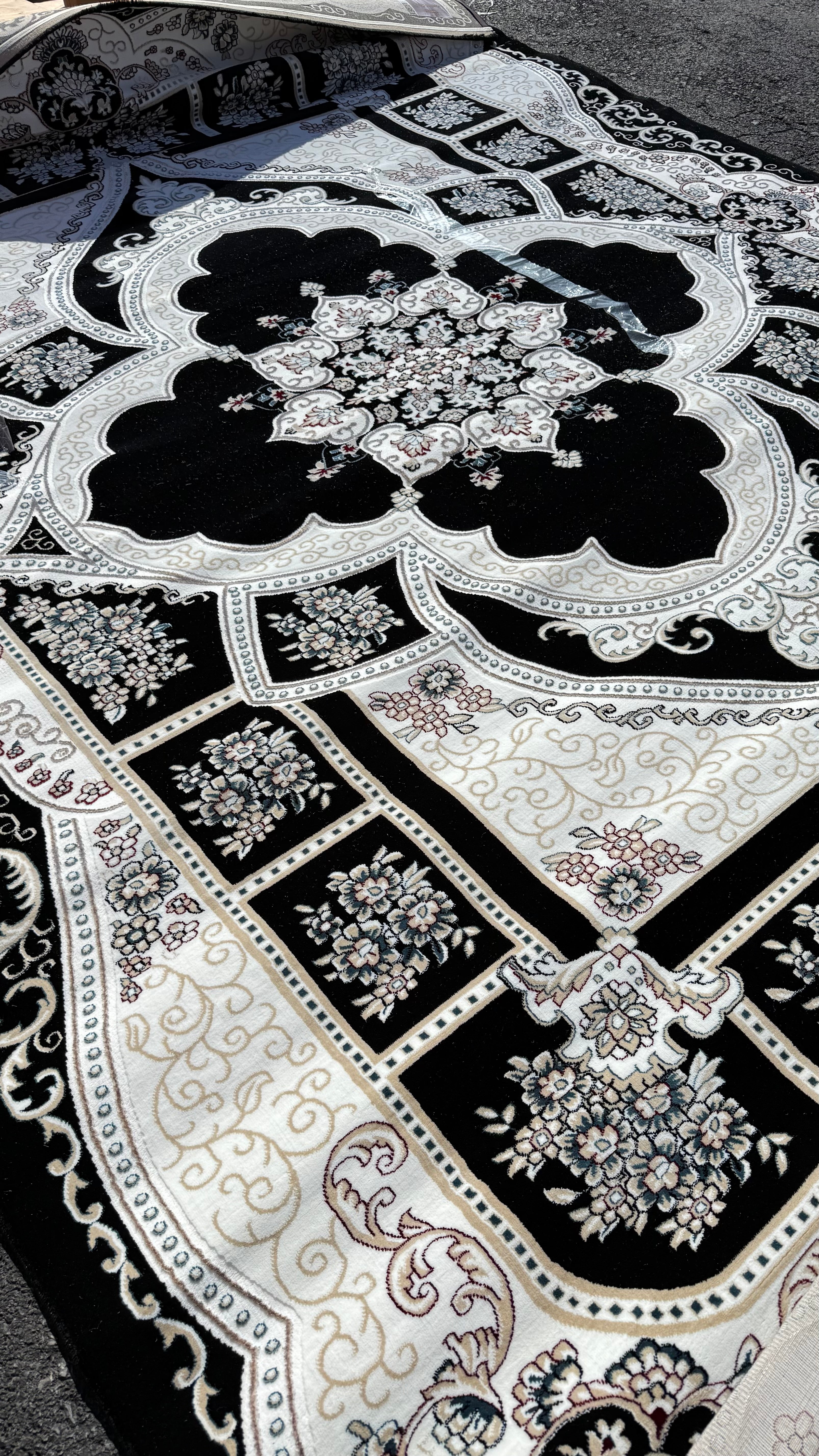 10x13ft Black/Beige Soft Wool Istanbul Rug