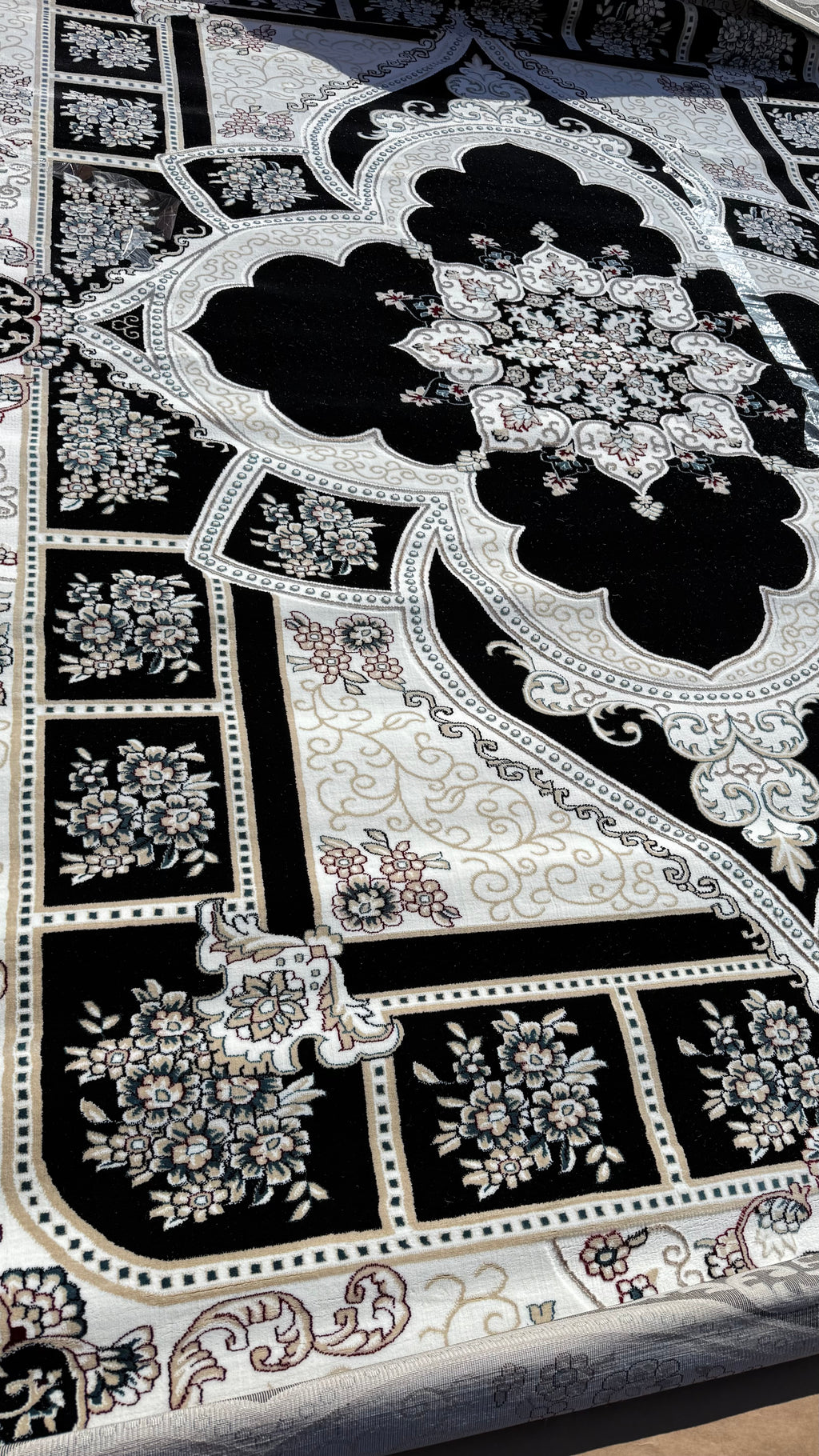 10x13ft Black/Beige Soft Wool Istanbul Rug