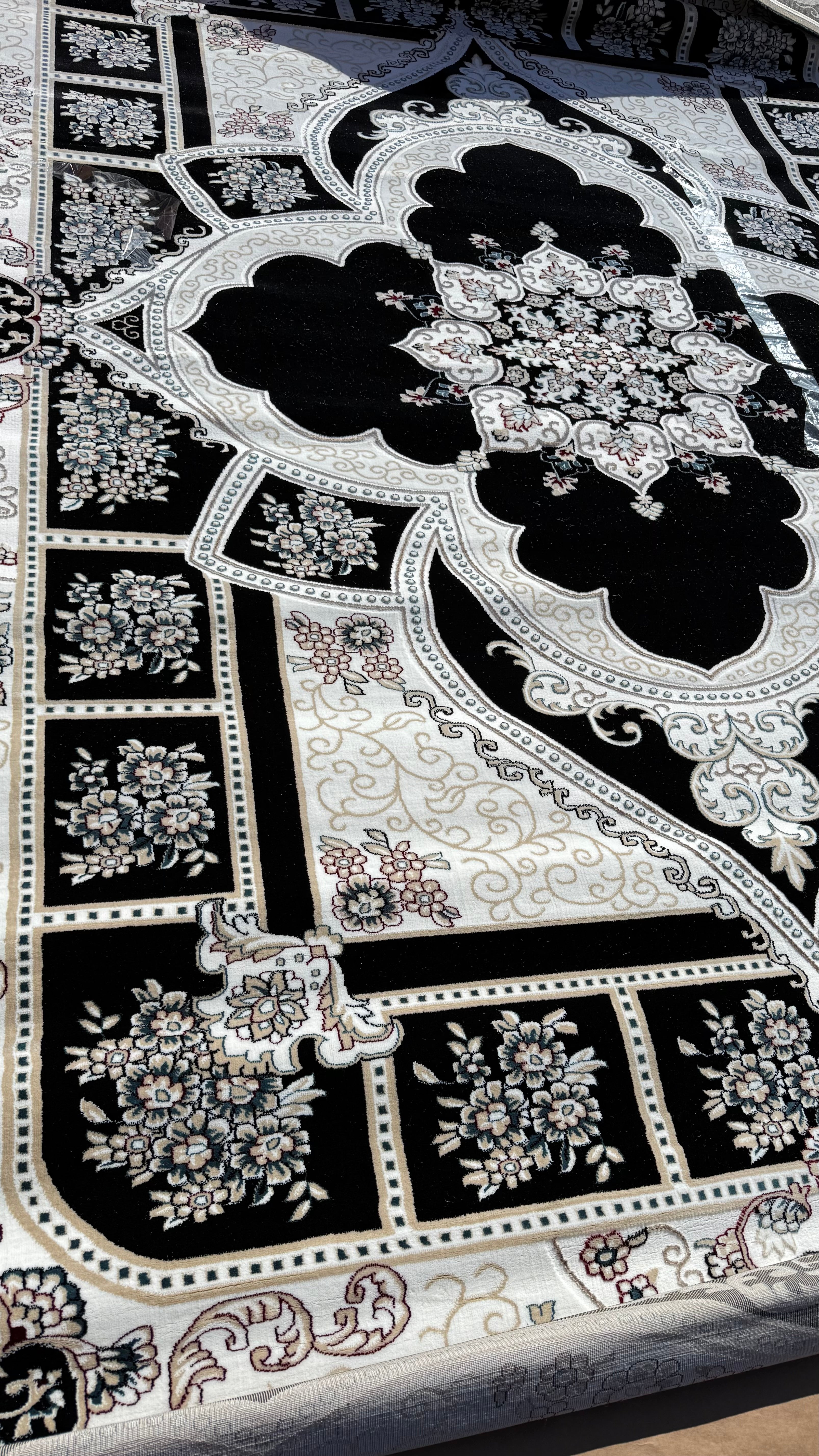 10x13ft Black/Beige Soft Wool Istanbul Rug