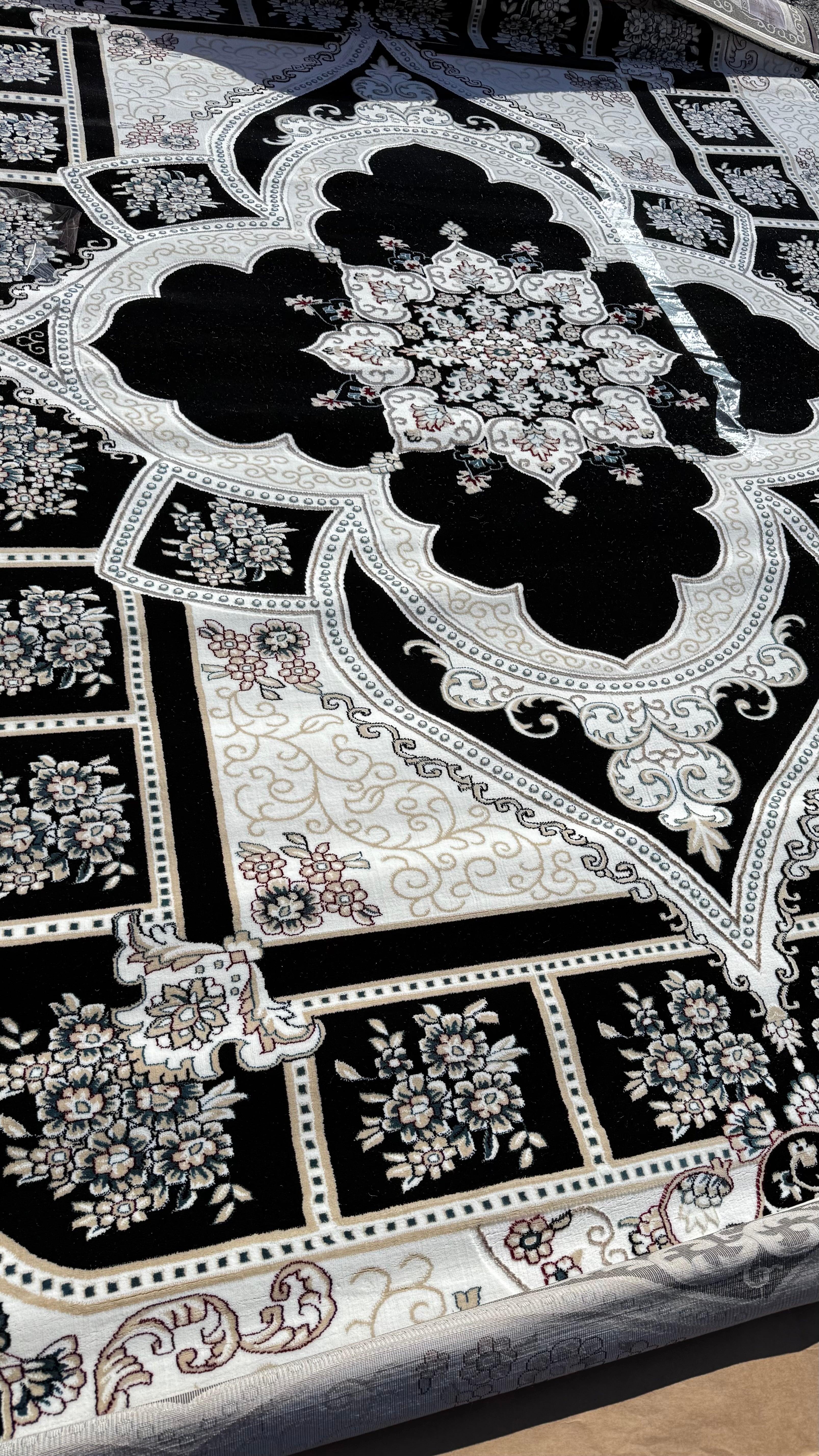 10x13ft Black/Beige Soft Wool Istanbul Rug